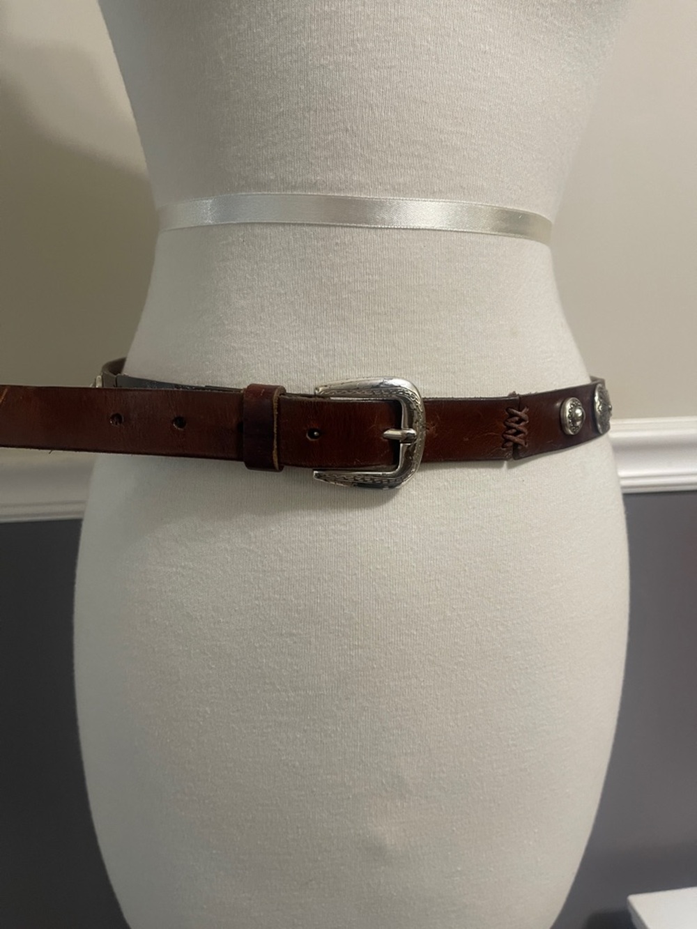 VTG Fossil Brown Leather Belt with Silver Concho and Star Studs - Picture 2 of 6